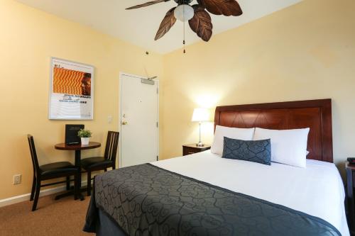 a bedroom with a bed and a table with a chair at The Hotel Hollywood in Los Angeles