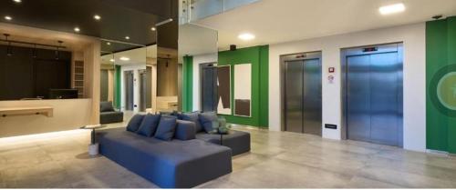 特木科的住宿－Apartamentos A&B Curitiba，客厅设有蓝色的沙发和绿色的墙壁。