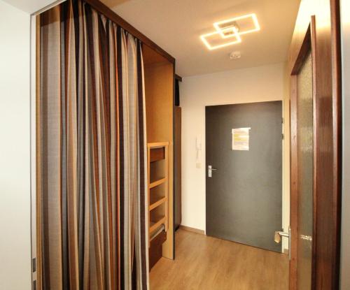 un couloir avec porte et une chambre avec placard dans l'établissement Panorama Whg 111, 8 OG, à Cuxhaven