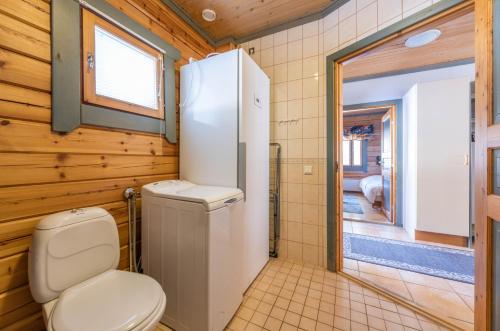 ein Bad mit einem WC und einem Kühlschrank in der Unterkunft Majatalo Villa in Suomutunturi