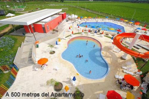 Una vista aérea de un parque acuático con piscina. en Apartamento completo en el sur de Buga, en Buga