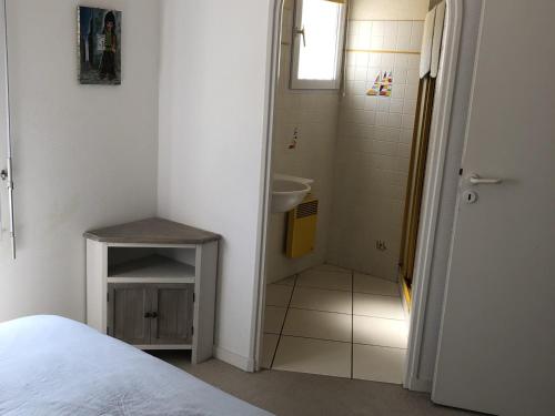 La petite salle de bains est pourvue d'une douche et d'un lavabo. dans l'établissement Villa Proche Plage avec Jardin, Terrasse et WiFi – La Tranche-sur-Mer - FR-1-22-272, à La Tranche-sur-Mer
