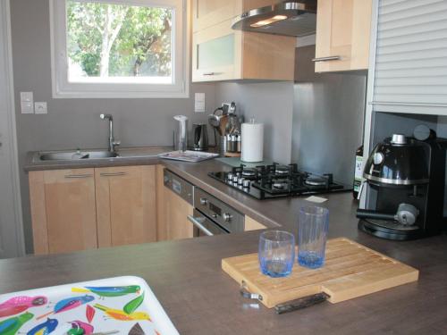 Photo de la galerie de l'établissement Maison Rénovée et Confortable au Centre-ville, Proche Plage - FR-1-22-268, à La Tranche-sur-Mer