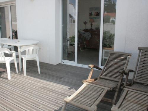 Photo de la galerie de l'établissement Maison Rénovée et Confortable au Centre-ville, Proche Plage - FR-1-22-268, à La Tranche-sur-Mer