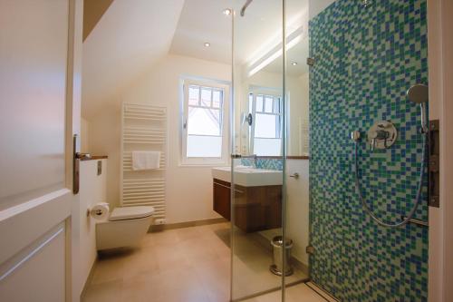 ヴストロにあるHaus am Schilfのシャワー、トイレ、洗面台を備えたバスルーム