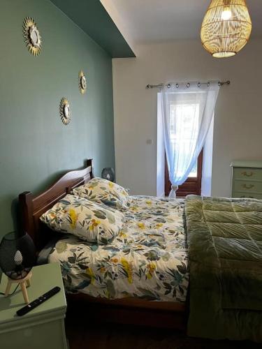 1 dormitorio con cama y ventana en Petit paradis dans l'aveyron, en Saint-Jean-du-Bruel