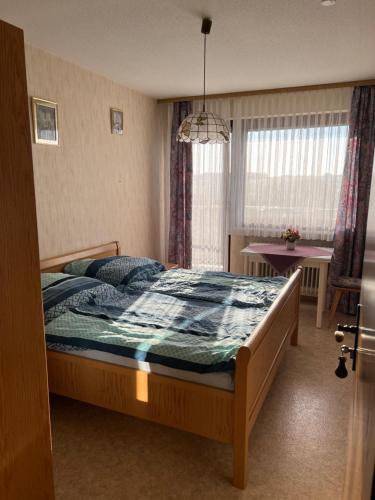 - une chambre avec un lit, une table et une fenêtre dans l'établissement Doppelzimmer Nr 5, à Freiensteinau