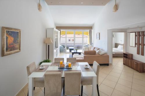 - une salle à manger et un salon avec une table et des chaises dans l'établissement Spa Resort Bečići, à Budva