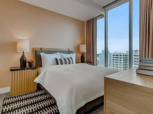 1 dormitorio con cama grande y ventana grande en Top Floor High Rise 3 Bed DTLA Skyscraper Penthouse en Los Ángeles