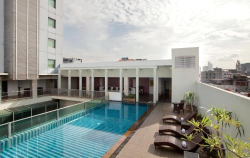 ein Pool auf dem Dach eines Gebäudes in der Unterkunft Sparks Life Jakarta, ARTOTEL Curated in Jakarta