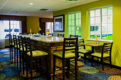 Ресторан / где поесть в Holiday Inn Express Hotel & Suites Acme-Traverse City by IHG