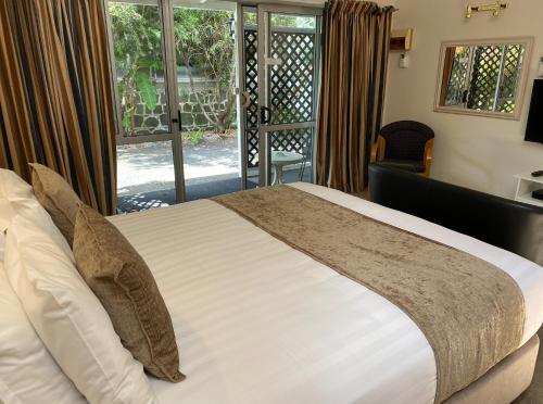 Giường trong phòng chung tại Colonial House Motel