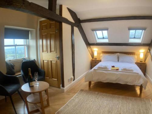 um quarto com uma cama, uma mesa e cadeiras em Amazing 2BD Apartment -Upper floors of Dufton Hall em Dufton