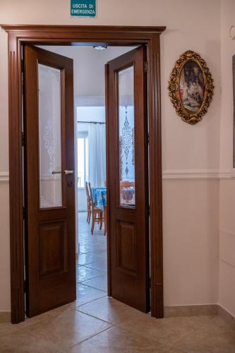 een kamer met twee deuren en een foto aan de muur bij Corcioli B&B in Mesagne