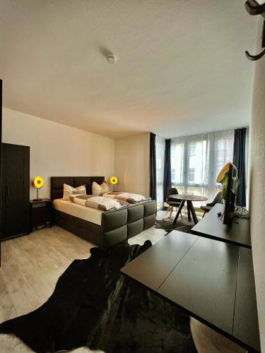 ein großes Schlafzimmer mit einem Bett und einem Sofa in der Unterkunft Talgarten Studio 2 in Erfurt