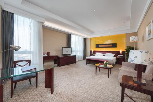 a large hotel room with a bed and a desk at Park Plaza Changzhou, A member of Radisson Hotel&Resorts in Changzhou
