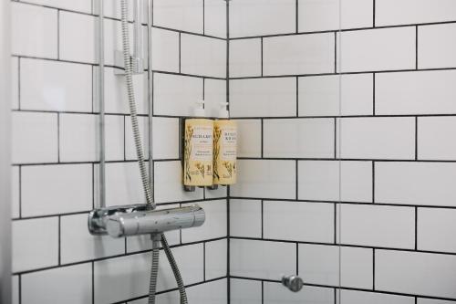 Koupelna v ubytování BriQ Hotell