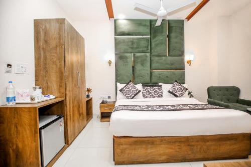Hotel Karan Residency - 5 Min Walk From Golden Templeにあるベッド