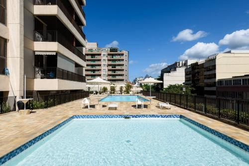 una piscina al costado de un edificio en Stunning view over Ipanema, 2 BR, en Río de Janeiro