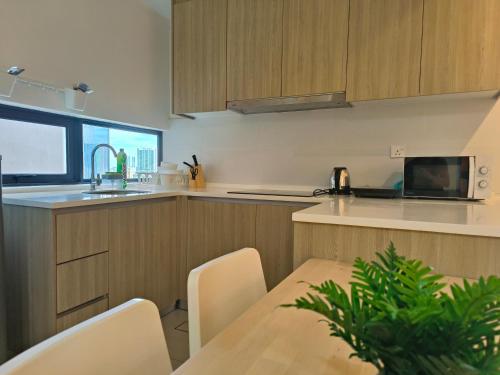 cocina con mesa, sillas y microondas en 3BR @ Macalister 218 Georgetown (28) en George Town