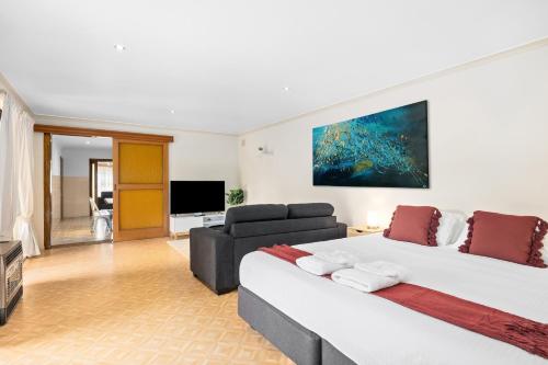 a bedroom with a large bed and a couch at Swainson on Margaret in Oaklands