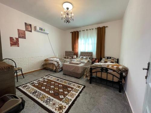 taila hostel في وادي موسى: غرفة معيشة مع أريكة وطاولة