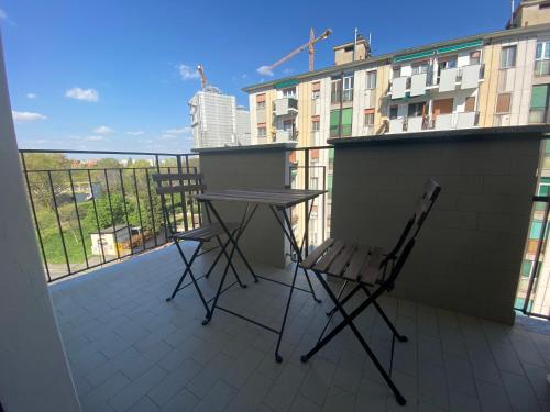 Balkon mit Tisch und 2 Stühlen in der Unterkunft Casa Manolo Cesano Suite Apartment Milan in Cesano Boscone