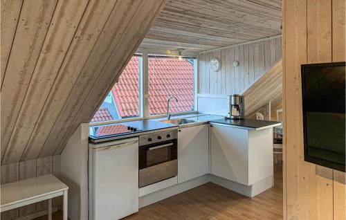 Ett kök eller pentry på Beautiful Apartment In Oskarshamn With Kitchen