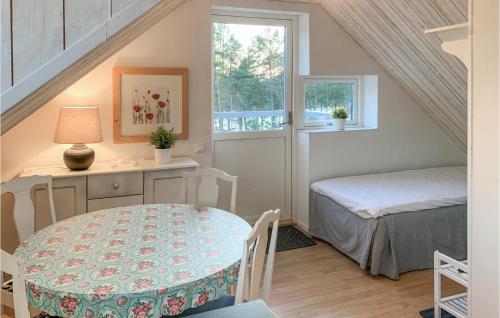 1 dormitorio con mesa, cama y ventana en Beautiful Apartment In Oskarshamn With Kitchen en Oskarshamn