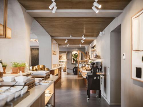 ein Raum mit einem Tisch und einer Kamera darin in der Unterkunft Strandhotel Domburg in Domburg