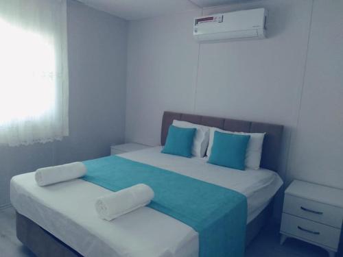 Una cama o camas en una habitación de 4 Sleeps, Villa in Nature with Private Pool in Faralya Fethiye - AWZ 238