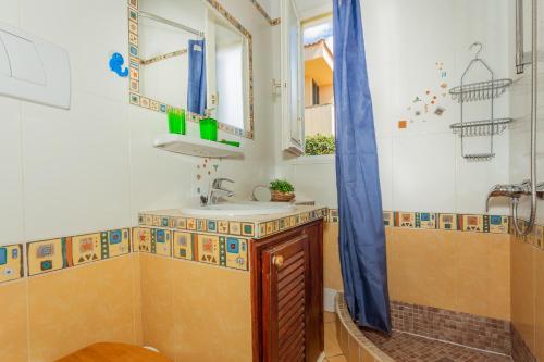 uma casa de banho com um lavatório e um chuveiro em Buena Ventura Villa em Cala'n Bosch