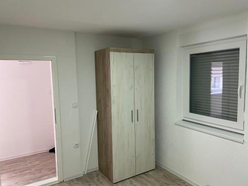 Cette chambre comprend une armoire et une fenêtre. dans l'établissement Apartman Downtown, à Bosanski Novi