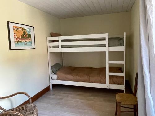 sypialnia z dwoma łóżkami piętrowymi w pokoju w obiekcie Holidayhome for 6 persons at Ferme la Geneste w mieście Coux-et-Bigaroque
