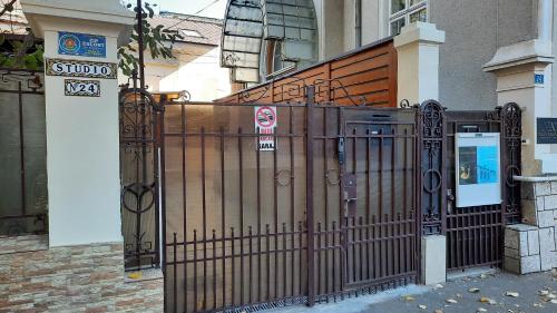 a large black gate in front of a building at Studio'24 - Tomis Mall - Ultracentral in Constanţa