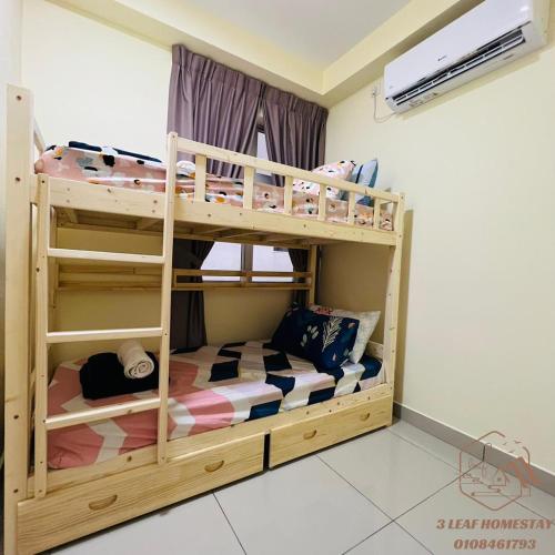 a bunk bed room with two bunk beds at KULAI IOI MALL D'Putra Suites Near JPO Senai Airport in Kampong Saleng