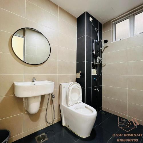 a bathroom with a toilet and a sink and a mirror at KULAI IOI MALL D'Putra Suites Near JPO Senai Airport in Kampong Saleng
