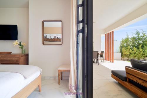 sypialnia z łóżkiem i widokiem na balkon w obiekcie weforyou Miradores del Sol 2 Bedrooms Apartment w mieście Estepona