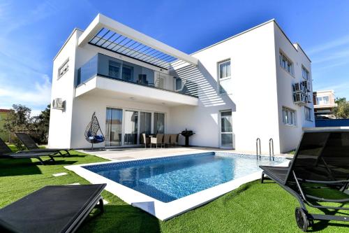 CROWONDER Villa Sunrise with Swimming Pool and Seaview