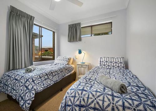 1 dormitorio con 2 camas y ventana en Ocean Sands 5, en Sawtell