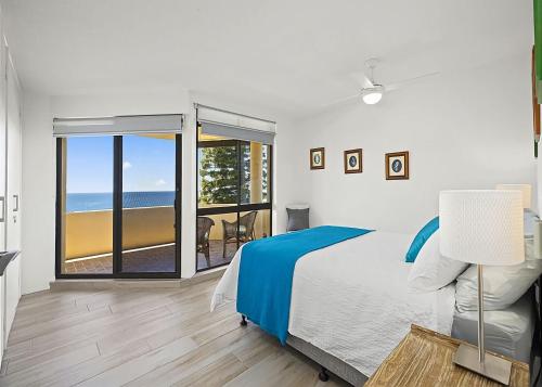 Schlafzimmer mit einem Bett und Meerblick in der Unterkunft Ocean Waves in Nambucca Heads