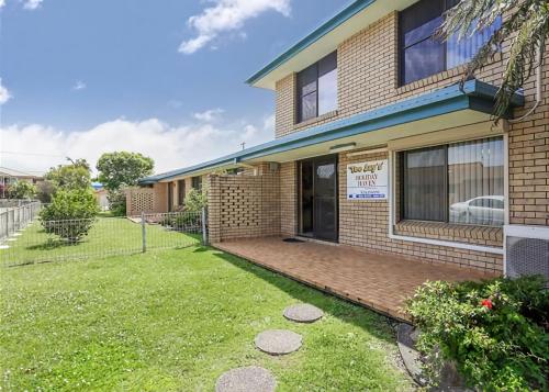 a house with a lawn in front of it at Tee Jays in Sawtell