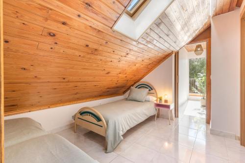 een slaapkamer met een bed en een houten plafond bij Mi Bella in Totana
