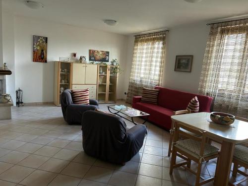 een woonkamer met banken en een tafel bij il passero in Costa