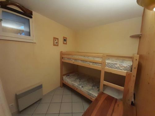 a room with two bunk beds in it at Maison Vallouise, 2 pièces, 4 personnes - FR-1-330G-140 in Puy-Saint-Vincent