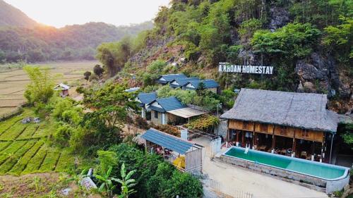 uma vista aérea de um edifício do lado de uma montanha em A Khoan Homestay - Venuestay em Mai Châu