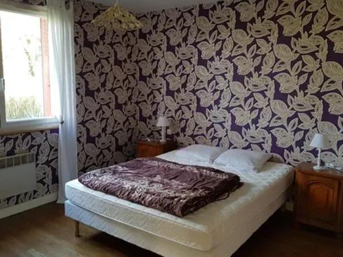 Posteľ alebo postele v izbe v ubytovaní Charmant Gîte Familial avec Grand Jardin et Confort Moderne à Bengy-sur-Craon - FR-1-586-33