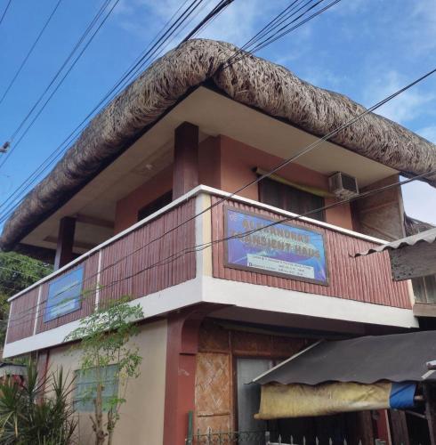 un árbol que está en la parte superior de un edificio en Alexandra's Transient Haus, en Donsol