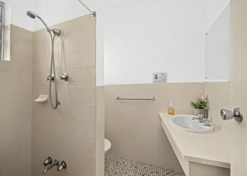 uma casa de banho com um chuveiro e um lavatório. em Coasters 29 em Sawtell