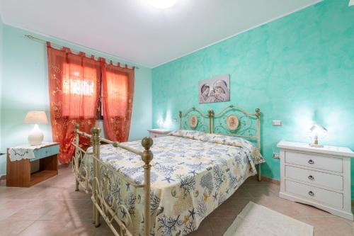 1 dormitorio con 1 cama y paredes azules en Villetta Bacio del Sole, en Sinnai